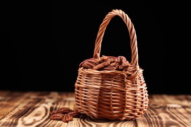 Bir tablo ve pekan fındık kase pekan fındık.