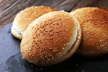 Salata ve peynir ile lezzetli taze et hamburger. Ev yapımı angus burger