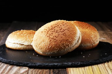 Salata ve peynir ile lezzetli taze et hamburger. Ev yapımı angus burger
