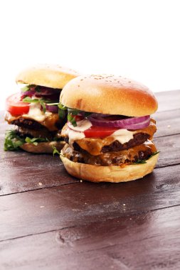 Salata ve peynir ile lezzetli taze et hamburger. Ev yapımı angus burger