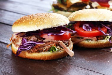 Domuz sandviç Barbekü sosu, lahana ve domates ile masaya çekti.