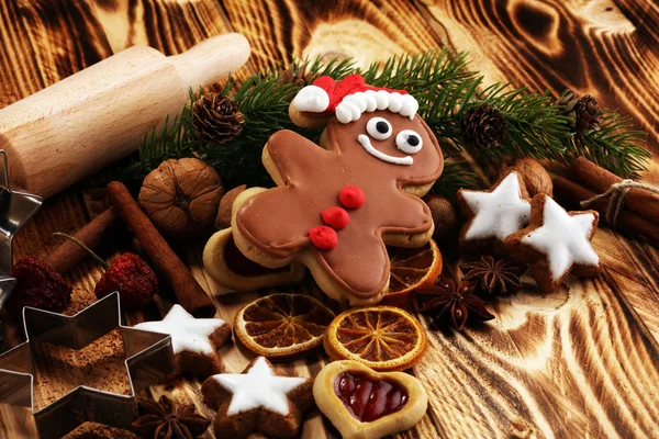 Hornear Galletas Navidad Típica Panadería Estrellas Canela Con Especias Decoración — Foto de Stock