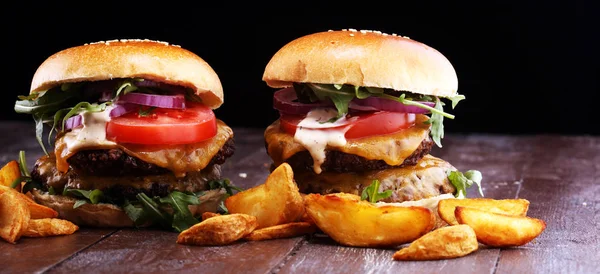 Smaczne Mięso Świeże Burgery Sałatka Ser Ziemniaki Klinów Domowy Burger — Zdjęcie stockowe