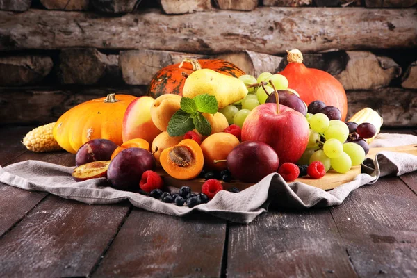 Frisse Zomer Herfst Fruit Met Appel Druiven Bessen Peer Abrikoos — Stockfoto