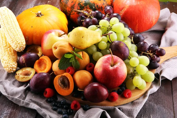 Frisse Zomer Herfst Fruit Met Appel Druiven Bessen Peer Abrikoos — Stockfoto