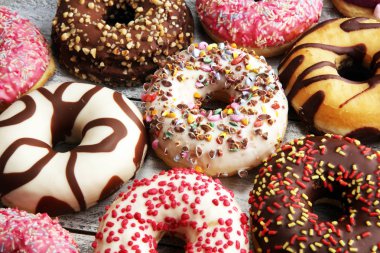 Çikolatalı donutlar, pembe jöleli ve şekerli çörekler..