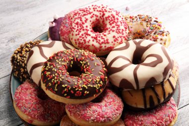 Çikolatalı donutlar, pembe jöleli ve şekerli çörekler..