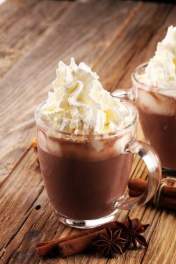 Sıcak çikolata Kakao Kremalı masada