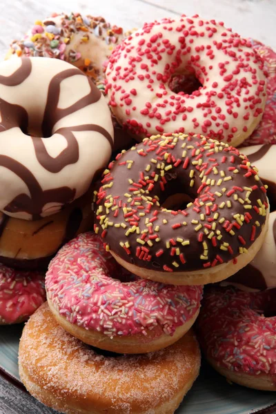 Donuts Sortidos Com Chocolate Fosco Vidros Cor Rosa Rosquinhas Donuts — Fotografia de Stock