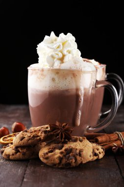 Sıcak çikolata Kakao Kremalı masada