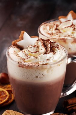 Sıcak çikolata Kakao Kremalı masada