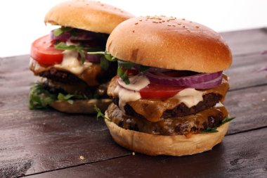 Salata ve peynir ile lezzetli taze et hamburger. Ev yapımı angus burger