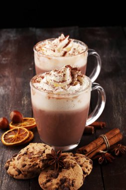 Sıcak çikolata Kakao Kremalı masada