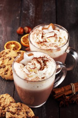 Sıcak çikolata Kakao Kremalı masada