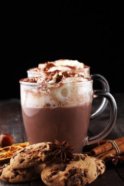 Sıcak çikolata Kakao Kremalı masada