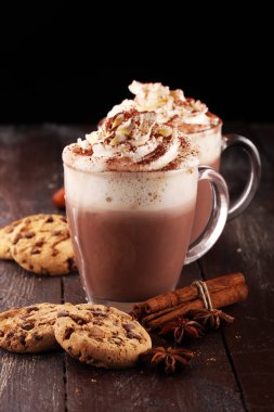 Sıcak çikolata Kakao Kremalı masada