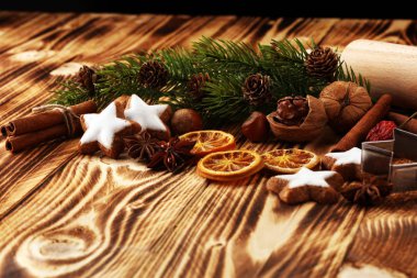 Noel çerezleri fırın. Tipik tarçınlı yıldız ekmek baharatlar ile. Noel dekorasyon