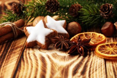 Noel çerezleri fırın. Tipik tarçınlı yıldız ekmek baharatlar ile. Noel dekorasyon