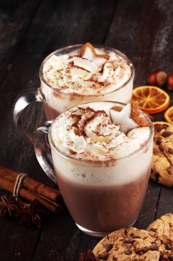 Sıcak çikolata Kakao Kremalı masada