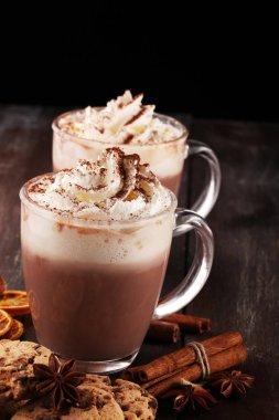 Sıcak çikolata Kakao Kremalı masada