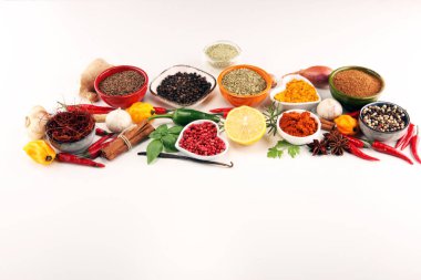 Baharat ve otlar masada. Yemek ve mutfak malzemeleri