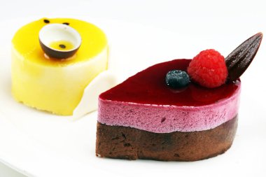 Lezzetli frambuazlı pasta ile taze ahududu, yaban mersini ve limonlu kek. Confiserie pasta mutfağı