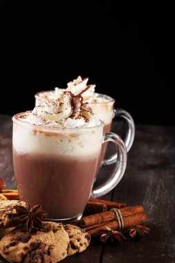 Sıcak çikolata Kakao Kremalı masada