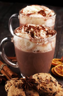 Sıcak çikolata Kakao Kremalı masada