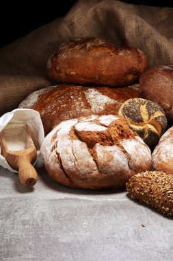 Ekmek ve ekmek çeşitleri gemide yukarıdan alır. Mutfak veya fırın poster tasarımı.