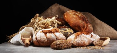 Ekmek ve ekmek çeşitleri gemide yukarıdan alır. Mutfak veya fırın poster tasarımı.