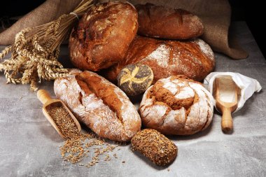 Ekmek ve ekmek çeşitleri gemide yukarıdan alır. Kı