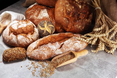 Ekmek ve ekmek çeşitleri gemide yukarıdan alır. Mutfak veya fırın poster tasarımı.