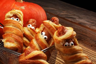 Mumya sosis korkunç Cadılar Bayramı partisi gıda dekorasyon hamur içinde sarılmış