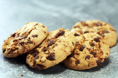 Çikolata kurabiye rustik masada. Çikolatalı kurabiye vurdu.