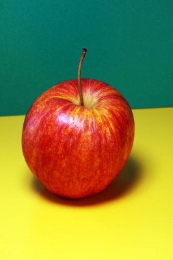 Olgun kırmızı elma renkli arka plan üzerinde. düz lay