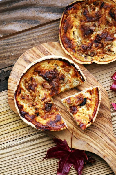 Hausgemachte Käsige Eierquiche Zum Brunch Mit Spinat Und Tomaten Zwiebeln — Stockfoto