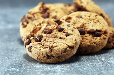 Çikolata kurabiye rustik masada. Çikolatalı kurabiye vurdu.