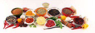 Baharat ve otlar masada. Yemek ve mutfak malzemeleri