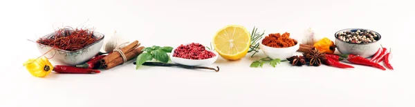 Baharat ve otlar masada. Yemek ve mutfak malzemeleri