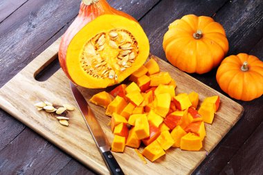 Balkabağı ve balkabağı dilimleri Sonbahar Sağlıklı Besin Mevsimsel Sebze Konsepti