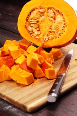 Balkabağı ve balkabağı dilimleri Sonbahar Sağlıklı Besin Mevsimsel Sebze Konsepti