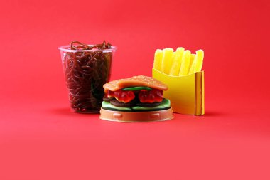 jöle ve şeker ile şekerler. renkli dizi farklı childs tatlılar ve muamele etmek. şeker burger, patates ve meşrubat