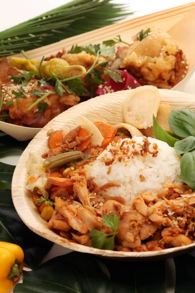 Verschiedene Streetfood Mit Chicken Wings Auf Rustikalem Hintergrund Balinesisches Nasi — Stockfoto