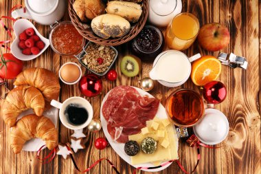 ekmek buns, kruvasan, kahve ve meyve suyu ile masada Noel günü kahvaltı. xmas tatil sabah