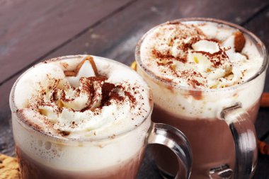 Sıcak çikolata Kakao Kremalı masada