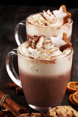 Sıcak çikolata Kakao Kremalı masada