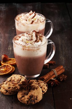 Sıcak çikolata Kakao Kremalı masada