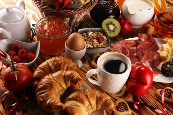 Ontbijt Tafel Met Brood Broodjes Croissants Koffie Sap Valentijnsdag — Stockfoto