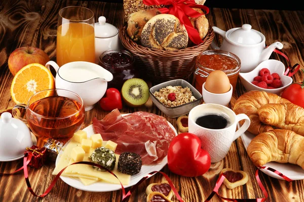 Ontbijt Tafel Met Brood Broodjes Croissants Koffie Sap Valentijnsdag — Stockfoto