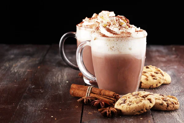 Sıcak çikolata Kakao Kremalı masada